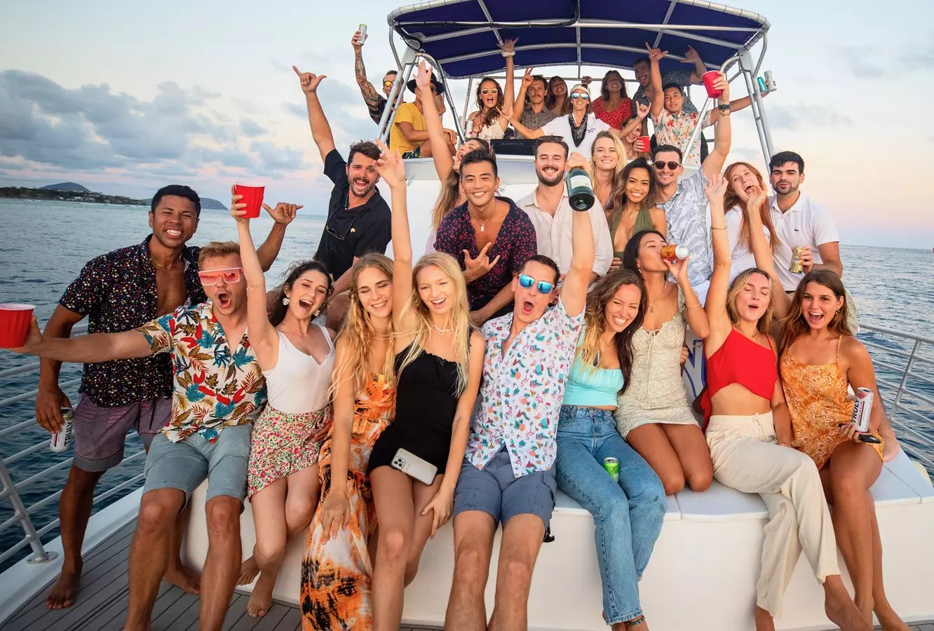 Honolulu Waikiki Sunset Cruise: Party Boat with DJ & Drinks
