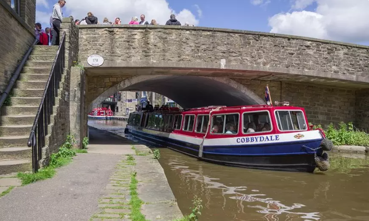 Cruise in Style: 1-Hour Public Boat Tour with Stunning Sights