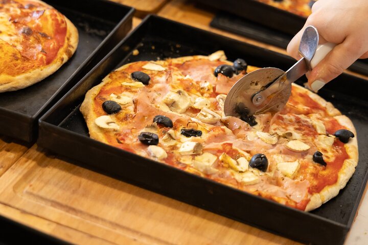 Pizza cooking class with lunch in Rome