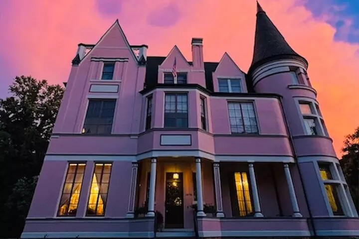 Sip & Snap – Eerie Old Louisville Photo Experience