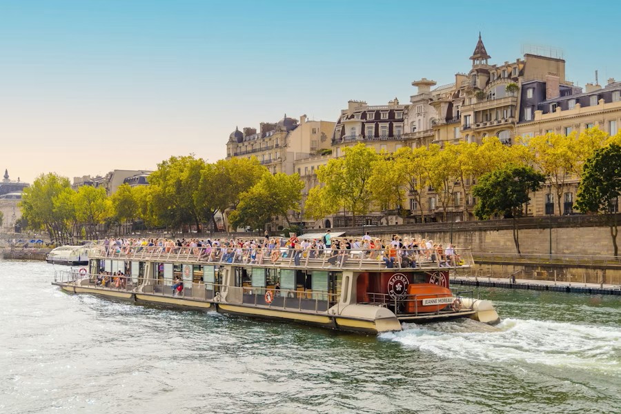 Seine River Sightseeing Cruise from the Eiffel Tower