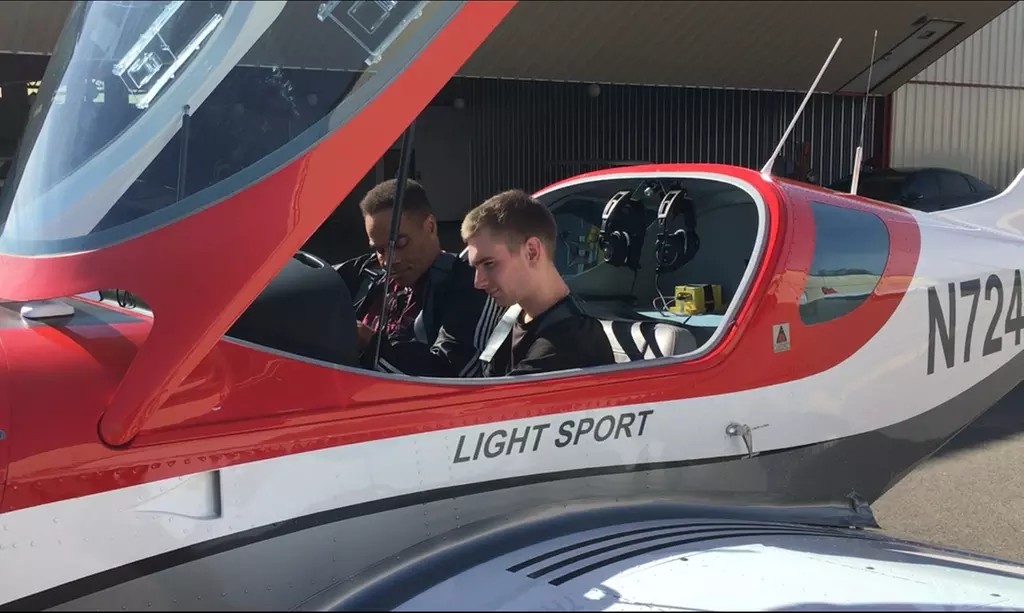 Take to the Skies: 2-Hour Discovery Flight Lesson at Aviators Flight Academy – Up to 40%