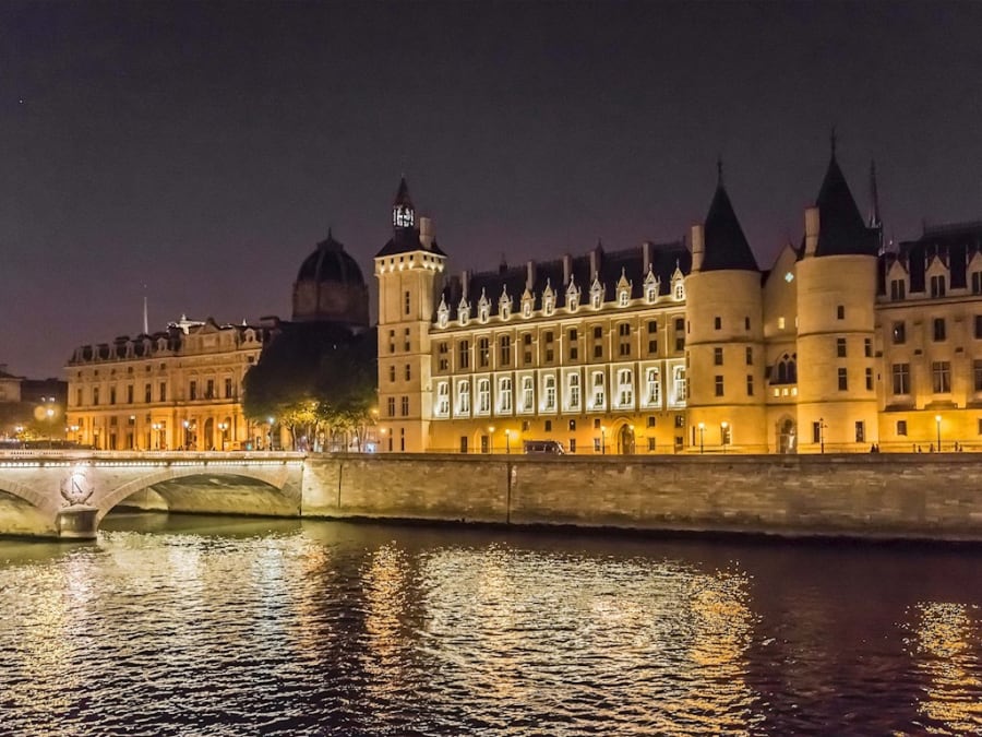 Ghosts of Paris Night Tour – Haunted History & Legends