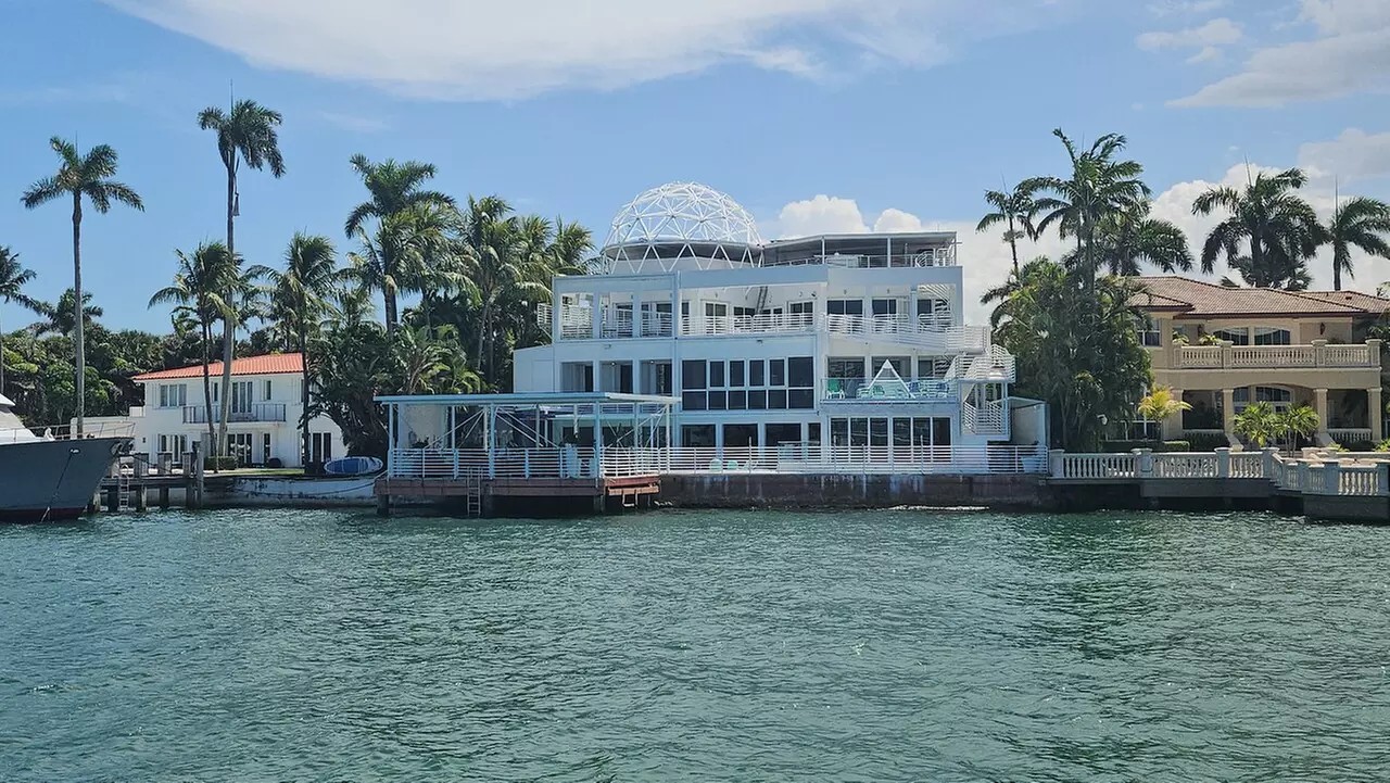 Cruise Through Celebrity Waters – 90-Min Star Island Tour