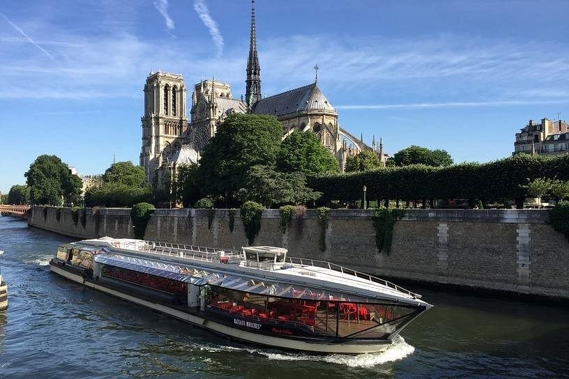 Paris Dinner Cruise on the Seine – Live Music & City Views