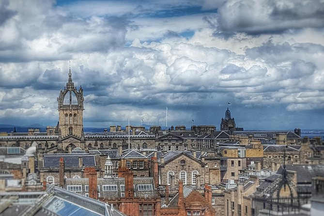 Discover Edinburgh Old Town and Underground on a Walking Tour