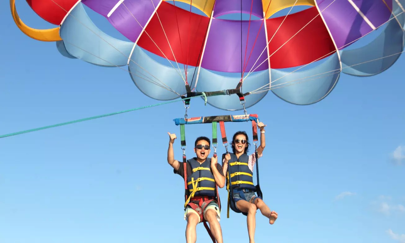 Diamond Head Parasail: Fly Up to 1,000ft Over Waikiki