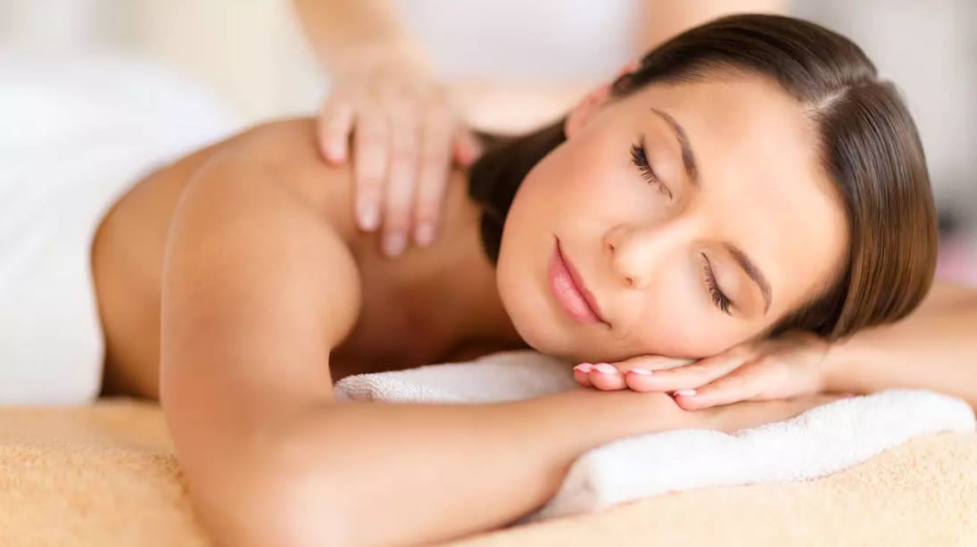 Full Body Relaxation Massage Experience at Glam Space UK – 30 or 60 Minutes