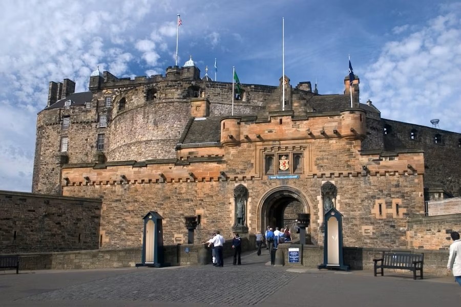 Edinburgh Castle Guided Tour with Historic Highlights